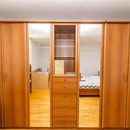 Modern 2bdr In The Center- Free Parking Apartment *