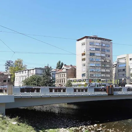 Modern 2bdr In The Center- Free Parking Apartment