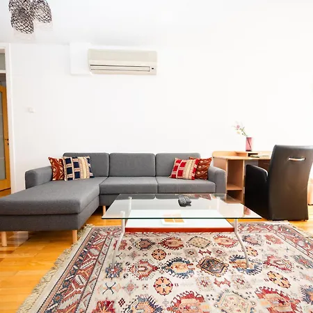 Apartment Modern 2bdr In The Center- Free Parking *