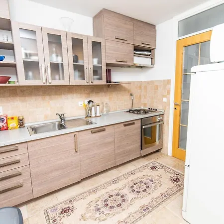 Apartment Modern 2bdr In The Center- Free Parking