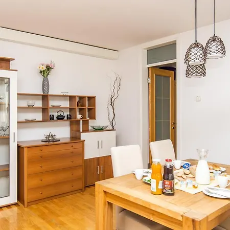 Modern 2bdr In The Center- Free Parking Apartment