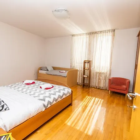 Apartment Modern 2bdr In The Center- Free Parking *