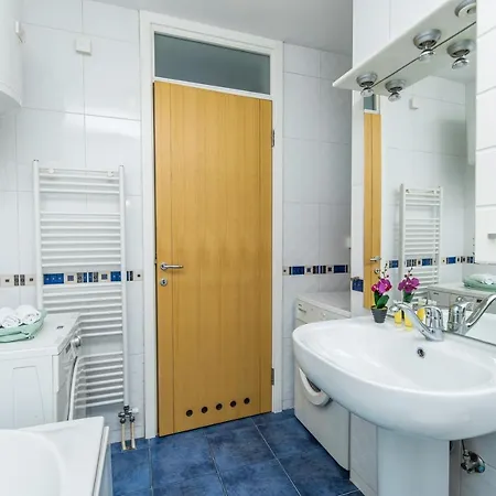 Modern 2bdr In The Center- Free Parking *